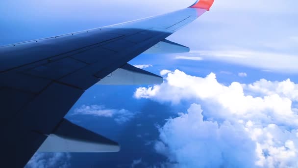 구름 사이를 날아다니는 비행기 창문에서 찍은 비디오. — 비디오