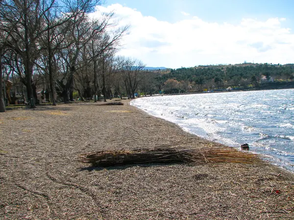 Lagos de montaña en Georgia Nutsubidze Tiflis, Lago Lisi — Foto de Stock