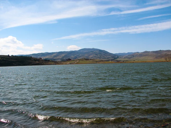 高山湖泊在格鲁吉亚努楚比泽第比利斯，李斯湖 — 图库照片