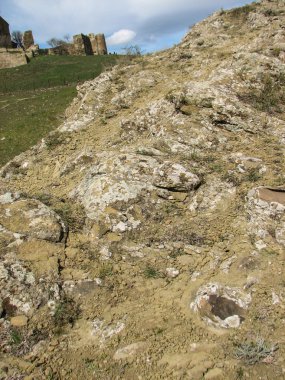 Tepe Manastırı Jvari açık mavi gökyüzü altında