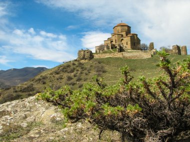 Tepe Manastırı Jvari açık mavi gökyüzü altında