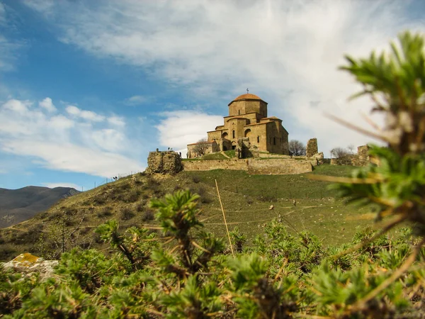 Hill monastery Jvari  under clear blue sky — Stock Photo, Image