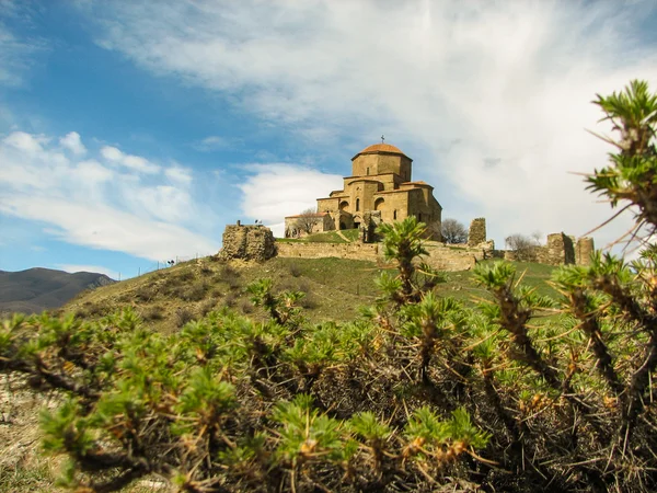 Hill monastery Jvari  under clear blue sky — Stock Photo, Image