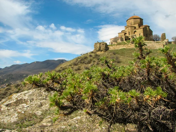Bukit biara Jvari bawah langit biru jelas — Stok Foto