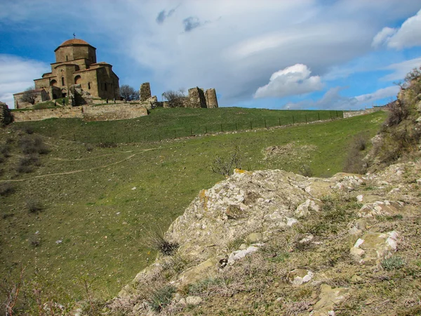 Hill monastery Jvari  under clear blue sky — Stock Photo, Image