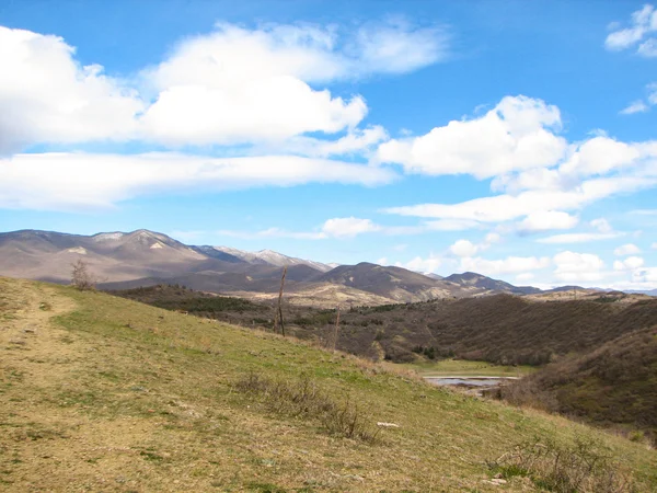 Colina cubierta de hierba amarilla bajo cielo azul claro — Foto de Stock