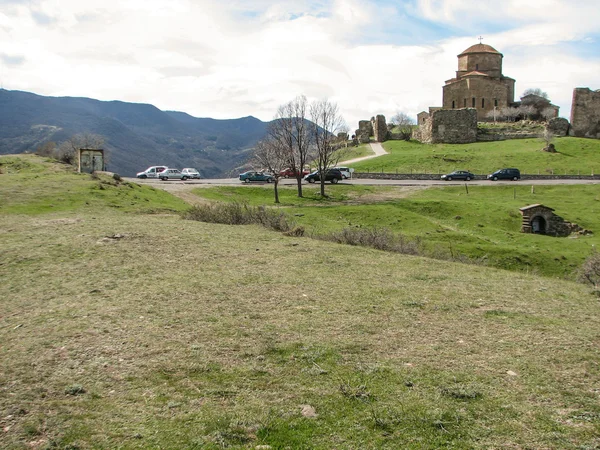 Monastero collina Jvari sotto cielo blu chiaro — Foto Stock