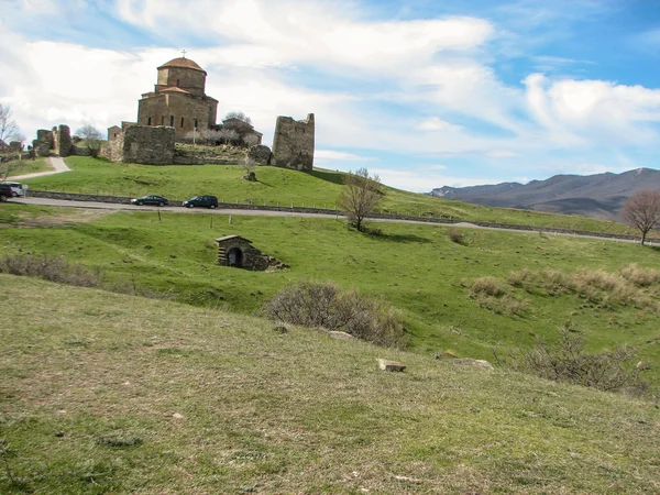 Hügel Kloster jvari unter klarem blauen Himmel — Stockfoto