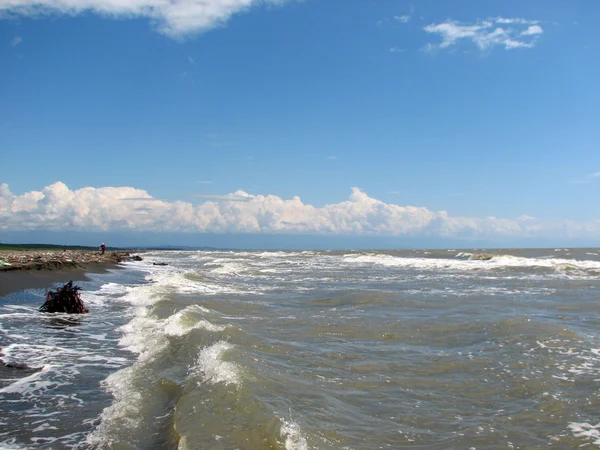 Κύμα στη θάλασσα και μπλε ουρανό με σύννεφα — Φωτογραφία Αρχείου