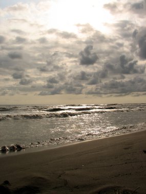 Siyah kum plajı güzel büyük dalga