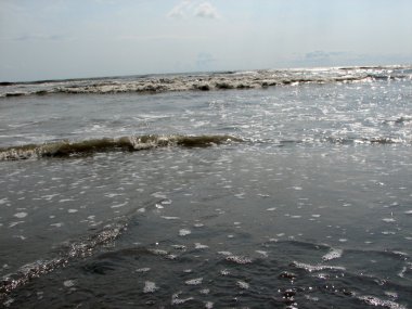 Siyah kum plajı güzel büyük dalga