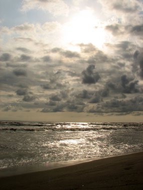 Siyah kum plajı güzel büyük dalga