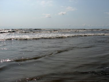 Siyah kum plajı güzel büyük dalga