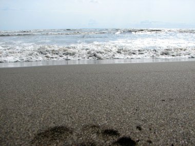 Siyah kum plajı güzel büyük dalga