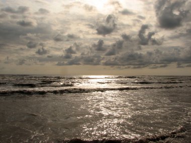 Siyah kum plajı güzel büyük dalga