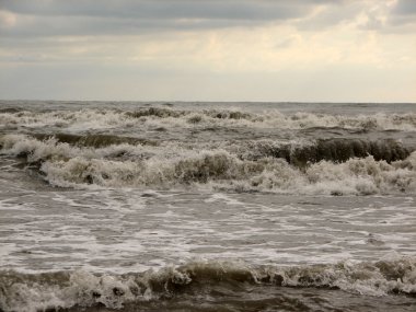 Siyah kum plajı güzel büyük dalga