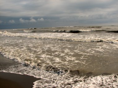 Siyah kum plajı güzel büyük dalga