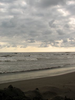 Siyah kum plajı güzel büyük dalga