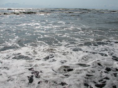 Siyah kum plajı güzel büyük dalga