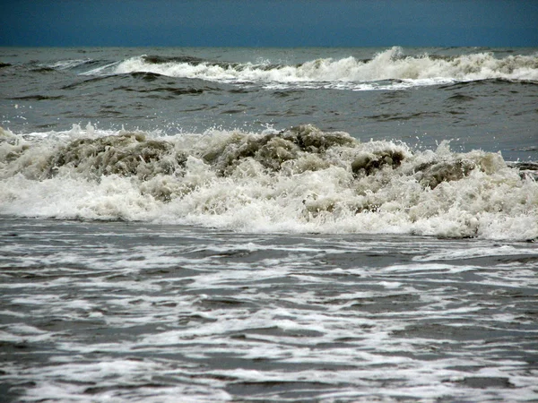 Piękna duża fala w czarnego piasku plaży — Zdjęcie stockowe