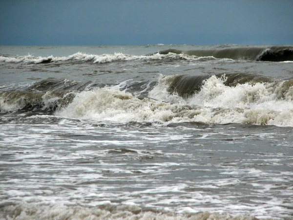 Hermosa ola grande en la playa de arena negra — Foto de Stock