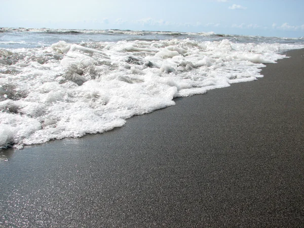Siyah kum plajı güzel büyük dalga — Stok fotoğraf