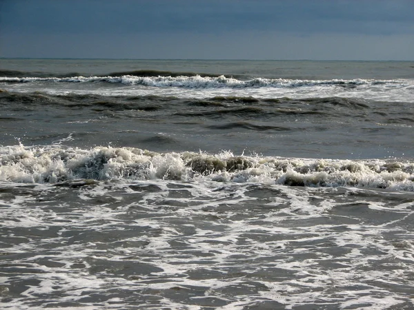 Большая волна на пляже Черного моря — стоковое фото