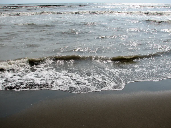 Schöne große Welle am schwarzen Sandstrand — Stockfoto