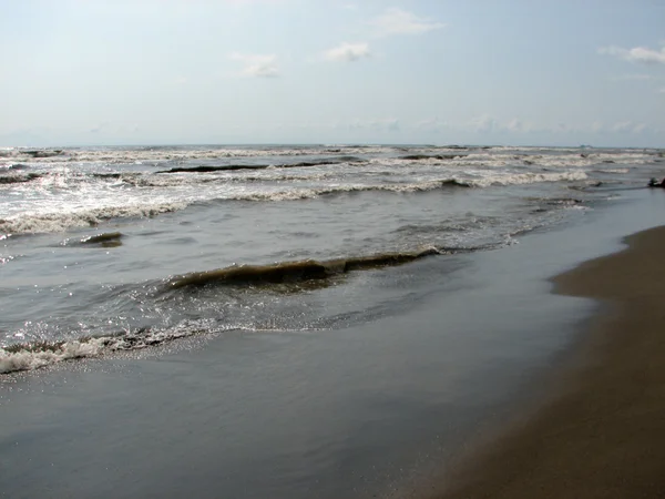 Piękna duża fala w czarnego piasku plaży — Zdjęcie stockowe