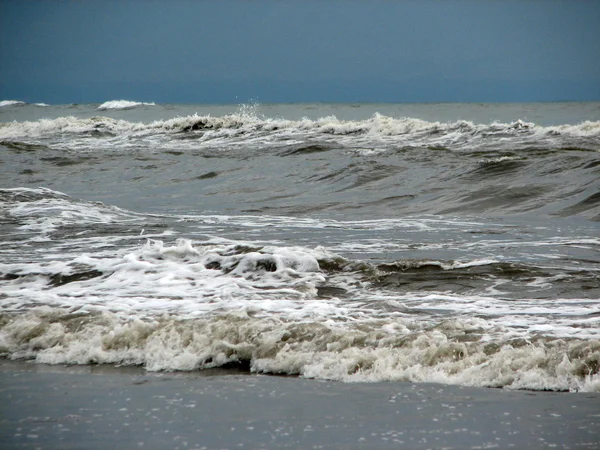 Schöne große Welle am schwarzen Sandstrand — Stockfoto