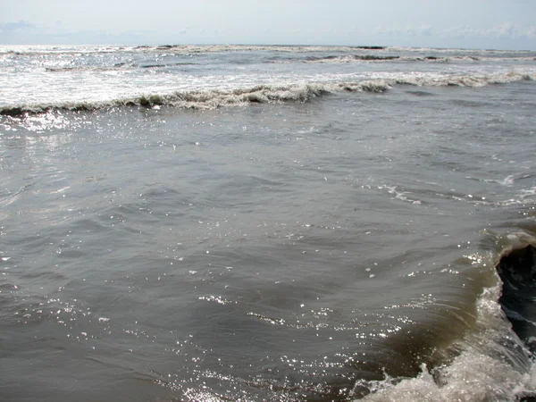 Schöne große Welle am schwarzen Sandstrand — Stockfoto