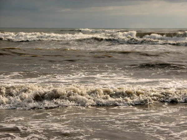 Siyah kum plajı güzel büyük dalga — Stok fotoğraf
