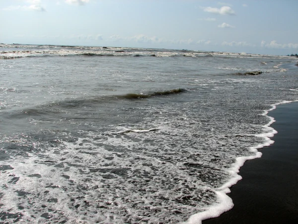 Красива велика хвиля в чорний пісок пляжу — стокове фото