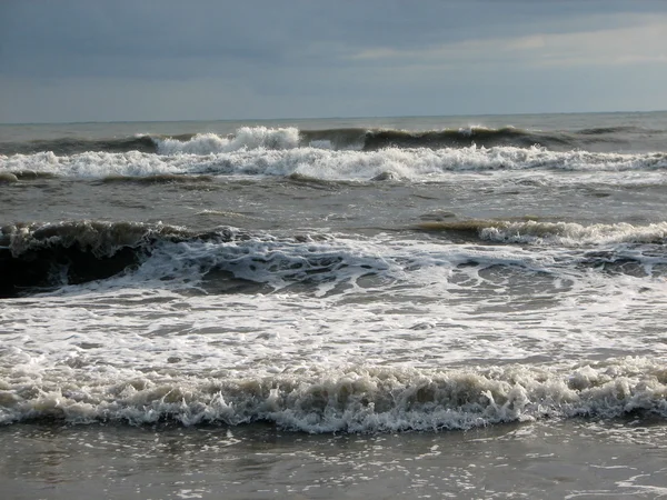 Schöne große Welle am schwarzen Sandstrand — Stockfoto