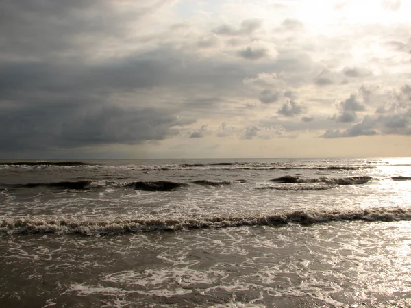 Schöne große Welle am schwarzen Sandstrand — Stockfoto