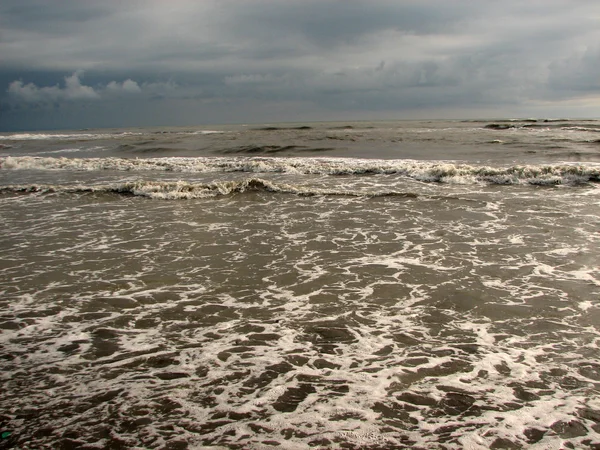 Schöne große Welle am schwarzen Sandstrand — Stockfoto