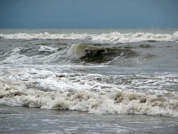 Schöne große Welle am schwarzen Sandstrand — Stockfoto