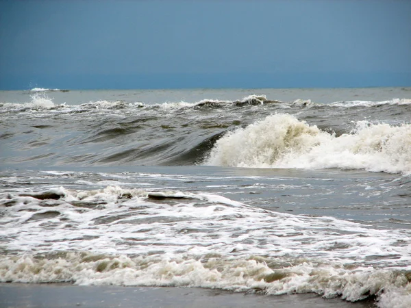 Schöne große Welle am schwarzen Sandstrand — Stockfoto