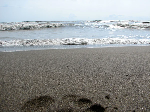 Όμορφο μεγάλο κύμα σε παραλία με μαύρη άμμο — Φωτογραφία Αρχείου