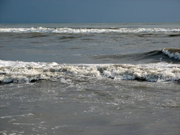 Schöne große Welle am schwarzen Sandstrand — Stockfoto