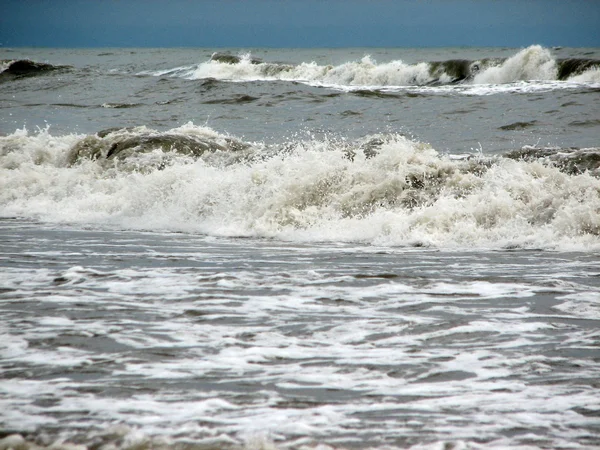 Szép nagy hullám, fekete homokos strandon — Stock Fotó