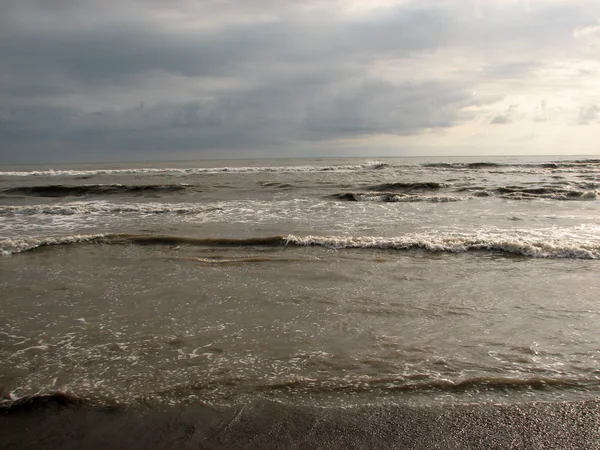 Schöne große Welle am schwarzen Sandstrand — Stockfoto