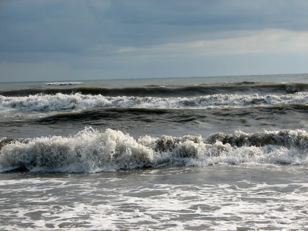 Όμορφο μεγάλο κύμα σε παραλία με μαύρη άμμο — Φωτογραφία Αρχείου