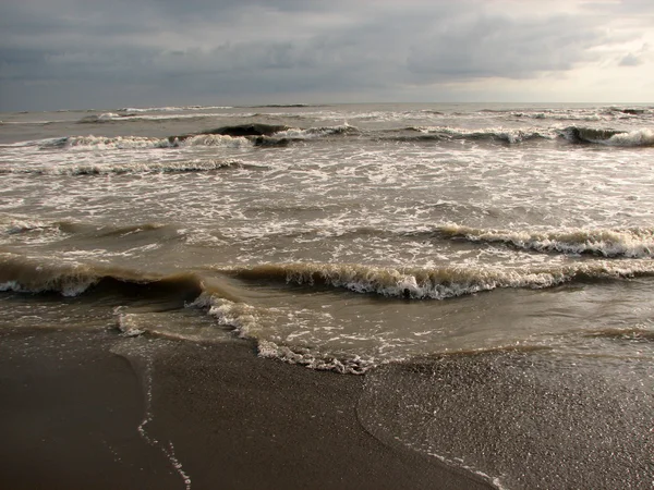 Schöne große Welle am schwarzen Sandstrand — Stockfoto