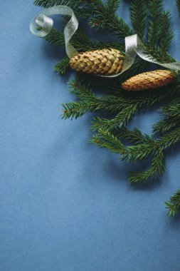 Noel kompozisyonu. Noel mavi süslemeleri, mavi arka planda köknar dalları. Düz konum, üst görünüm, kopyalama alanı