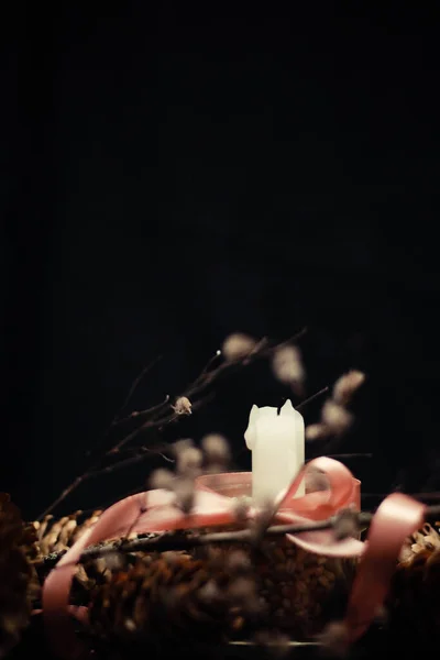 Rosafarbener Weihnachtsschmuck Mit Kerzenschein Rosa Bändern Zweigen Trockenem Gras Darunter — Stockfoto