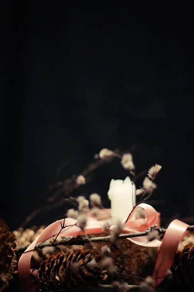 Рожеві Різдвяні Прикраси Свічками Рожевими Стрічками Гілками Сухою Травою Включаючи — стокове фото