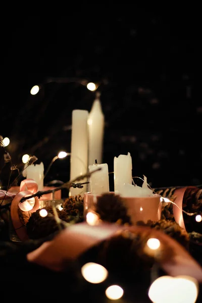 Mum Işığında Pembe Noel Süslemeleri Pembe Kurdeleler Dallar Kuru Çimenler — Stok fotoğraf