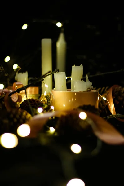 Decoraciones Navideñas Rosas Con Velas Cintas Rosas Ramitas Hierba Seca — Foto de Stock