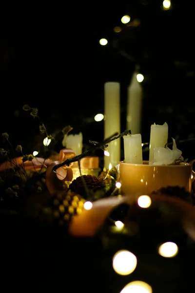 Rosafarbener Weihnachtsschmuck Mit Kerzenschein Rosa Bändern Zweigen Trockenem Gras Darunter — Stockfoto